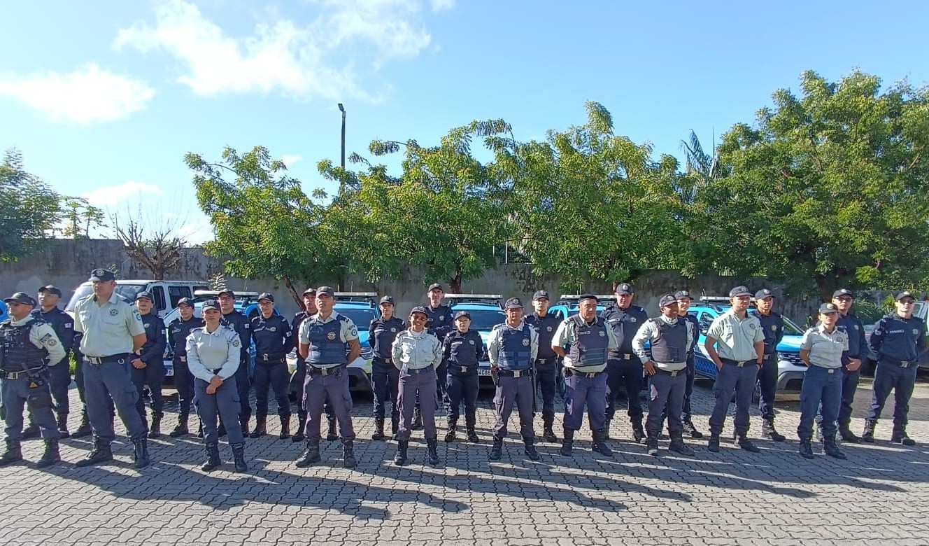 grupo de pessoas posa para a foto